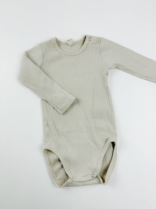 RIBBED OATMEAL ONESIE - 12M